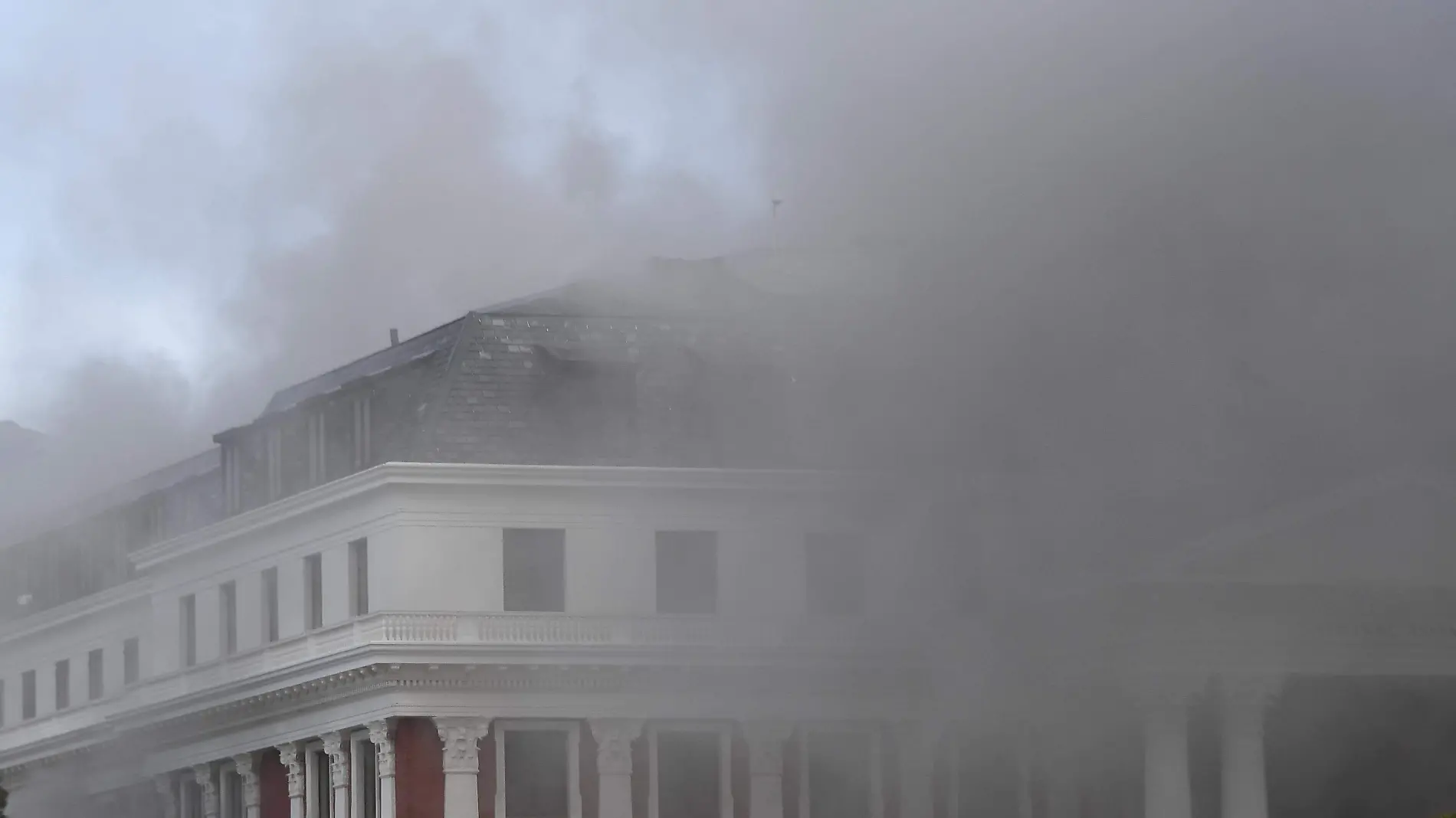 Incendio consume cámara de diputados de Sudáfrica